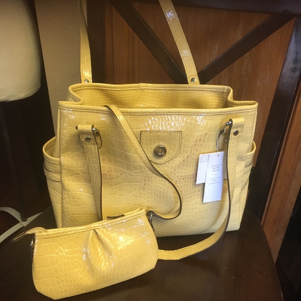 Women’s do Liz Claiborne handbag with cosmetic bag